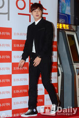 组图：神起允浩张赫助阵《另一个约定》VIP试映