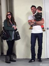 组图：梅根-福克斯挺大肚现身 爱子叼奶嘴萌呆