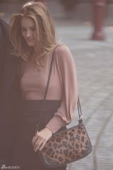 组图：变女郎罗茜-汉丁顿-惠特莉时尚秋装写真