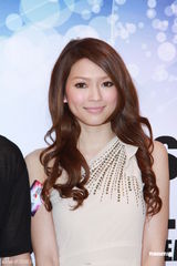 组图：周柏豪连诗雅现身回应亲密照事件