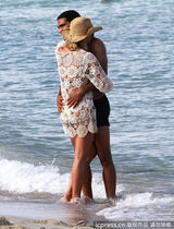 组图：球星法尔考海中爱抚娇妻 舔肚脐极度高调