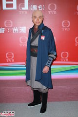 组图：黄浩然为拍戏剃头 黄翠如强调无后台