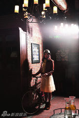 幻灯图集：戚薇秋冬装束亮眼　引领复古时尚新潮流