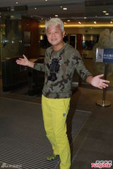 组图：陈百祥庆63岁生日 笑称与王维基有缘