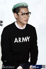 组图：BigbangTOP出席某服饰品牌20周年庆祝晚会