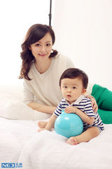 组图：许榕真母亲节携爱子出镜甜蜜温馨