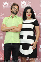 组图：《梅子鸡之味》记者会 女演员豪放转裙露底裤