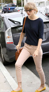 高清图：泰勒-斯威夫特街拍 简约装扮魅力不减