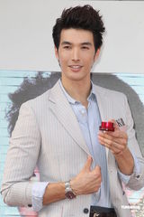 组图：锦荣谈嫩模顾左右而言他 暗示jolin眼睛漂亮