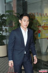 组图：霍启刚好友庄家彬送礼 贺“晶刚”当父母