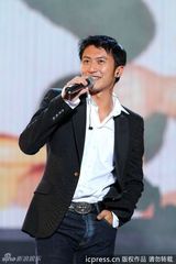 组图：谢霆锋献唱演唱会 蔡依林露胸垫上下走光