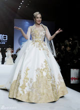 组图：钟丽缇华贵婚纱走秀 李菲儿周楚楚现身