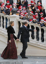 组图:摩纳哥王妃变最时髦圣诞老人红格裙派礼物