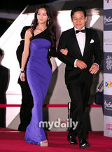 组图：汤唯亮相釜山开幕红毯 紫色长裙优雅高贵