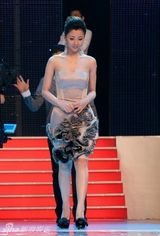 幻灯图集：殷桃闪耀咏乐大典 低胸礼服靓丽亮相