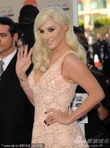 组图：钱妞Ke$Ha白色镂空裙亮相红毯 妆容清丽