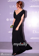 组图：东方神起高雅拉等出席时尚派对