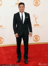 组图：艾美红毯男星马里奥·洛佩兹灿笑迷人