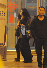 独家：林志玲回京穿着保守 双手紧握胸前