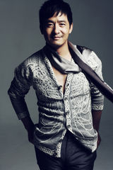 组图：郭晓冬拍大片玩深沉 展成熟男人魅力