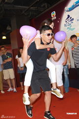 组图：新剧《爱.回家》宣传 众星现场互喂雪糕