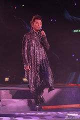 组图：郑伊健开唱秀肌肉与女模热舞 蒙嘉慧现身支持