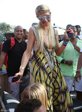 组图：帕丽斯-希尔顿胸部缩水 手臂现皱纹疑抽脂