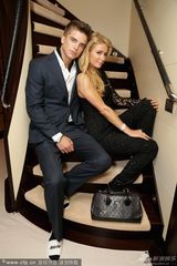 组图：帕丽斯-希尔顿与男友当众热吻秀恩爱