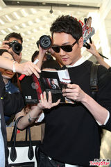 组图:“兰陵王”冯绍峰抵台粉丝挤爆机场引骚乱