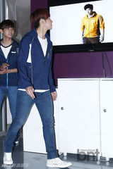 组图：东方神起携手代言品牌出席粉丝签名会