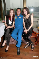 组图：钟舒漫轻装上阵拼性感 王敏德客串飞行员