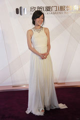 组图：张静初出席活动典雅长裙秀美背