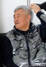 组图：赵本山慈善行看望失明百姓 热情搀扶病患