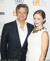 《亚瑟-纽曼》多伦多首映 艾米丽白裙高贵优雅