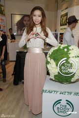 组图：吴雨霏出席开幕礼长裙优雅端庄