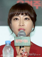 组图：李帝勋金秀路等出席韩片《占卜师们》发布会