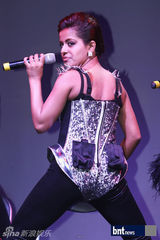 组图：亚洲辣妹组合Blush出道展华丽舞台