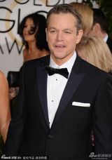 组图：马特-达蒙出席金球颁奖 挥手微笑心情好