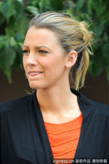 组图：莱弗利碎花裙赶拍《绯闻女孩》 搞怪表情不断