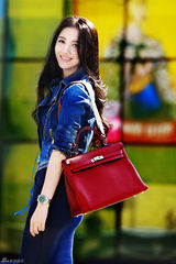 高清组图：韩雯雯街拍牛仔夹克搭蓝裙春意盎然