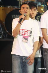 幻灯图：演艺界情系玉树大汇演 大小S亮相祈福