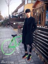 组图：张亮超模好友刘畅走红 长腿奶爸偶像颜