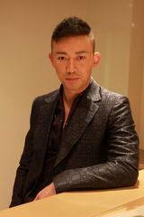 组图：聂远绅士装赴台宣传 秀古典贵族气质