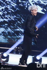 组图：EXO办回归秀咆哮掀高潮 女歌迷激动晕倒