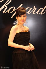 组图：周慧敏妩媚出席活动 肌肤白皙气质优雅高贵