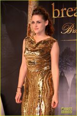 组图：《暮4》柏林首映 斯图尔特金色长裙美腿隐现