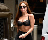 组图：GaGa仅穿胸罩逛大街 大秀瘦身成果