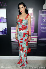 组图：脱衣舞娘黛塔红唇抢眼 蓝色花朵长裙妖娆