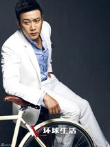 组图：陆毅拍封面大片 演绎酷劲十足活力小子