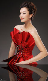 组图：李涵为航天英雄唱颂歌 红色写真曝光